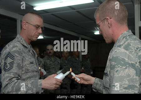 Le capitaine Joshua Stoley, aumônier, 506e groupe expéditionnaire aérienne, et le sergent-chef en chef Bryan Voight, 506e Escadron des Forces de sécurité de la Force expéditionnaire du Canada, participer à une veillée commémorative honorant quatre tombé Oakland, Californie, les officiers de police ici 27 mars. Plusieurs membres de l'ESFS 506e a travaillé avec les dirigeants et leurs respects au cours de la cérémonie, qui a eu lieu à 21 heures ici pour correspondre avec les services funéraires à Oakland, Californie Plus de 40 forces de sécurité et autres aviateurs ont participé. Aumônier Stoley, originaire de Belding, Mich., est déployée ici de Grissom Air Reserve Base, Ind. Chef Voight est Banque D'Images