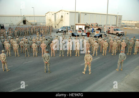 Les membres de la 380e Escadre expéditionnaire de la rendre hommage aux héros morts de Sept 11e ici. Le 380e à l'honneur les premiers intervenants en plaçant un authentique uniforme de la police de New York a fait don de sergent-chef Rose Condello, membre de la police de New York, et un uniforme de pompiers offert par le 366e Escadron de génie civil à Mountain Home Air Force Base, Texas. Banque D'Images