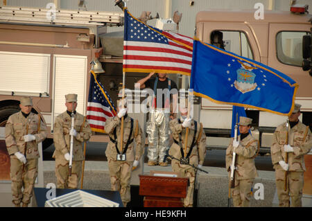 Les membres de la 380e Escadre expéditionnaire de la garde d'honneur de rendre hommage aux héros morts de Sept 11e ici. Le 380e à l'honneur les premiers intervenants en plaçant un authentique uniforme de la police de New York a fait don de Master Sgt. Rose Condello, membre de la police de New York, et un uniforme de pompiers offert par le 366e Escadron de génie civil à Mountain Home Air Force Base, Texas. Banque D'Images