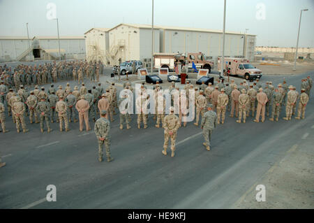 Les membres de la 380e Escadre expéditionnaire de la rendre hommage aux héros morts de Sept 11e ici. Le 380e à l'honneur les premiers intervenants en plaçant un authentique uniforme de la police de New York a fait don de Master Sgt. Rose Condello, membre de la police de New York, et un uniforme de pompiers offert par le 366e Escadron de génie civil à Mountain Home Air Force Base, Texas. Banque D'Images