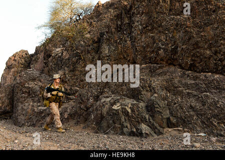 Le capitaine des marines américains Shane Robinette, Combined Joint Task Force-Horn de l'Afrique (CJTF-HOA), des patrouilles à travers les montagnes d'Arta au cours d'un segment de la circulation de jour Desert Combat Formation à Djibouti, le 3 mars 2013. Le 5e Régiment de Marines français a invité les membres de CJTF-HOA à participer à la Desert Combat Cours de formation pour aider à renforcer le partenariat entre les militaires alliés. Navigant de première classe Nicholas Byers Banque D'Images