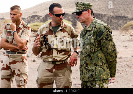 Le Capitaine de vaisseau américain Webster Darwin Marines Français visites avec le 5e Régiment de Marines, lors d'un cours de formation de combat du désert à Djibouti, le 3 mars 2013. Le 5e Régiment de Marines français a invité les membres de la Force opérationnelle combinée Force-Horn de l'Afrique à participer à la Desert Combat Cours de formation pour aider à renforcer le partenariat entre les militaires alliés. Navigant de première classe Nicholas Byers Banque D'Images