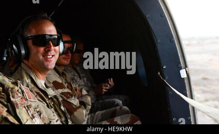 Le Lieutenant-colonel de l'US Air Force Derek Bartholomew, Combined Joint Task Force-Horn de l'Afrique (CJTF-HOA), se trouve à bord d'un hélicoptère Puma SA330 français pour les Desert Combat Training Centre et de trempe, Djibouti, le 6 mars 2013. Le 5e Régiment de Marines français a invité les membres de CJTF-HOA à participer à la Desert Combat Cours de formation pour aider à renforcer le partenariat entre les militaires alliés. Navigant de première classe Nicholas Byers Banque D'Images