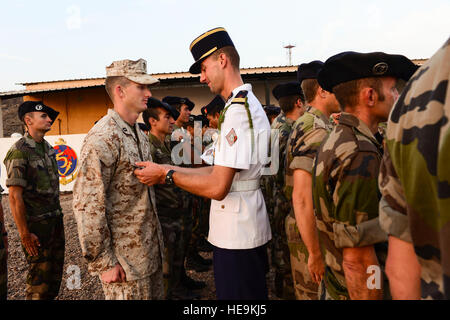 Le capitaine des marines américains Shane Robinette, Combined Joint Task Force-Horn de l'Afrique (CJTF-HOA), reçoit son badge d'entraînement au combat dans le désert pendant une cérémonie au French Desert Combat Training Centre et de trempe, Djibouti, le 6 mars 2013. Le 5e Régiment de Marines français a invité les membres de CJTF-HOA à participer à la Desert Combat Cours de formation pour aider à renforcer le partenariat entre les militaires alliés. Navigant de première classe Nicholas Byers Banque D'Images