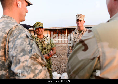 Le colonel de l'armée américaine Christopher Beckert et de la Marine Le capitaine Craig Woodside, Combined Joint Task Force-Horn de l'Afrique (CJTF-HOA) félicite le Lieutenant de la Marine américaine et les ventes de Brandon U.S. Marine Capt Shane Robinette après les deux terminé un cours de formation à la lutte contre le désert le désert français Lutte contre la formation et centre de durcissement, Djibouti, le 6 mars 2013. Le 5e Régiment de Marines français a invité les membres de CJTF-HOA à participer à la Desert Combat Cours de formation pour aider à renforcer le partenariat entre les militaires alliés. Navigant de première classe Nicholas Byers Banque D'Images