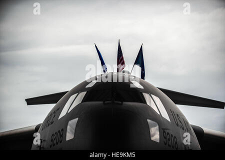 Un C-17 Globemaster III s'affiche lors d'une cérémonie d'inactivation de la 17e Escadron de transport aérien, le 25 juin 2015, at Joint Base Charleston, S.C. Dans le cadre du budget de la Défense du Président pour l'AF15, l'un des quatre du Charleston C-17 en service actif de l'Escadron volant inactivées. La 17e comme a été réactivé le 14 juillet 1993 et a été le premier C-17. Airman Senior Jared Trimarchi) Banque D'Images