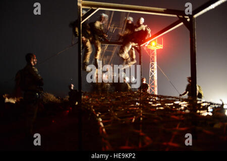 Les marines française, 5e Régiment de Marines Français, utiliser le travail d'équipe pour compléter un obstacle lors d'une course à obstacles de nuit pendant la formation de survie pour le désert à Djibouti, le 2 mars 2013. Le 5e Régiment de Marines français a invité les membres de la Force opérationnelle combinée Force-Horn de l'Afrique à participer à la Desert Combat Cours de formation pour aider à renforcer le partenariat entre les militaires alliés. Navigant de première classe Nicholas Byers Banque D'Images