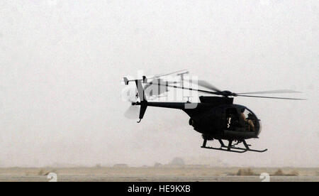 Deux de l'Armée US (USA) AH-6J Petit oiseau décollage des hélicoptères pour une mission à un emplacement déployées à l'avant dans le sud de l'Iraq durant l'opération IRAQI FREEDOM. Banque D'Images