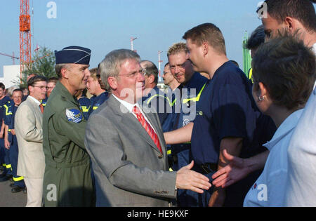 Monsieur Fritz Korper, Secrétaire d'Etat parlementaire au ministère de l'intérieur et l'US Air Force (USAF) Major-général (MGEN) Bob Dulaney, directeur des opérations aériennes et spatiales (ASO), siège US Air Forces canadiennes Europe (USAFE), à la base aérienne de Ramstein (AB), l'Allemagne (DEU), serrer la main à l'aide du personnel de l'Association technique allemande au départ de la base à l'appui de l'effort de l'ouragan Katrina. Banque D'Images