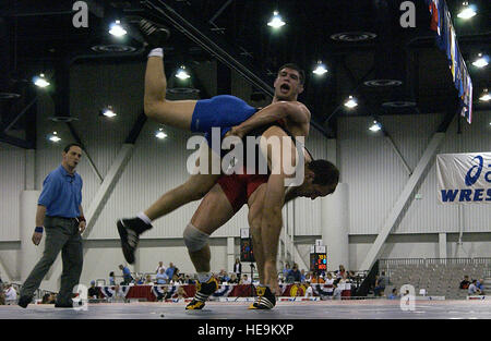 US Air Force (USAF) Premier lieutenant (1LT) Philip Johnston, un lutteur gréco-romain 211,5 livres, des ascenseurs son adversaire au cours de la Men's 96kg Catégorie de poids finale de l'US National Wrestling Championship 2004 a eu lieu à Las Vegas, Nevada (NV). (Les) Banque D'Images