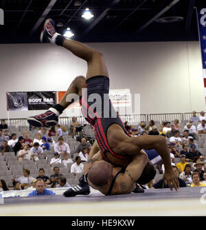 US Air Force (USAF) Le sergent (SSGT) Jacob Hey (bas), l'équipe de lutte de l'Armée de l'air, renverse son adversaire pendant le 2004 US National Wrestling Championships à Las Vegas, Nevada (NV). SSGT Hey qualifié pour les essais olympiques à Indianapolis, Indiana (IN) qui se tiendra du 21 au 23 mai. Banque D'Images