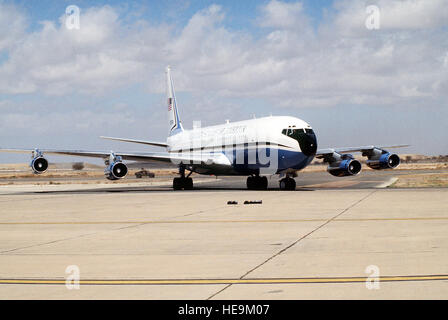 Un VC-137 Stratoliner aircraft se dresse sur la ligne de vol après avoir transporté le secrétaire à la défense Richard Cheney et le général Colin Powell, président, Comité des chefs du personnel, à la région pour une conférence au sujet de l'intervention militaire américaine contre l'Irak pendant l'opération Tempête du désert. Banque D'Images