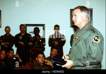 US Air Force, le Lieutenant-général Mike Ryan parle aux participants de l'opération de sauvetage du Capitaine Scott F. O'Grady. Le capitaine O'Grady's F-16 Fighting Falcon a été abattu au-dessus de la Bosnie le 2 juin 1995, alors qu'il volait à l'appui de l'opération Deny Flight. Après 6 jours d'évasion fiscale, il a été sauvé par les Marines américains du 24e Marine Expeditionary Unit, déployés à partir de l'USS KEARSAGE (LHD-3). (Date précise inconnue). Banque D'Images