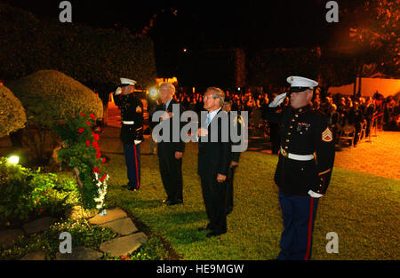 041111-F-5586B-048 le secrétaire à la défense Donald H. Rumsfeld (centre) L'Ambassadeur des États-Unis, de la République d'El Salvador H. Douglas Barclay sont flanquées par des Marines américains comme ils saluent les membres de l'armée américaine tués pendant la guerre civile en El Salvador à la journée cérémonie à l'ambassade des États-Unis à San Salvador, El Salvador, le 11 novembre 2004. Rumsfeld est en El Salvador pour les féliciter pour leur constance en Iraq comme partenaire de coalition. Rumsfeld et plus 33 les ministres de la défense de l'ensemble des Amériques se réuniront à Quito, Équateur, le 15 novembre pour la défense Minist Banque D'Images