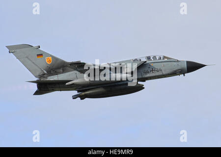 Tornados allemands décoller après un ravitaillement rapide 15 avril 2015 à Scott Air Force Base, Ill., allemand et britannique des forces aériennes italiennes voler la tornade air-sol et air de chasse de la défense. La Tornade premier vol le 14 août 1974 et a été mis en service en 1979-1980. De par sa polyvalence, il a été en mesure de remplacer plusieurs différentes flottes d'aéronefs dans l'adoption d'armées de l'air. Airman Tristin Senior English) Banque D'Images