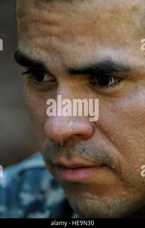 Le sergent de l'armée américaine. Victor Marquez-Rodriguez Sr., Fort Sill, Oklahoma, sergent instructeur, assis pendant une minute de sueur dégoulinant de son visage après avoir terminé la confiance en soi, le 27 juin 2012, à Fort Eustis en Virginie, dans le cadre de l'exercice annuel Le sergent de l'année concours, organisé par la formation militaire initiale, U.S. Army Training and Doctrine Command. Pendant le cours, les compétiteurs devaient ramper bas, croix de grimpeurs, grimper aux murs et sauter les fossés. Banque D'Images