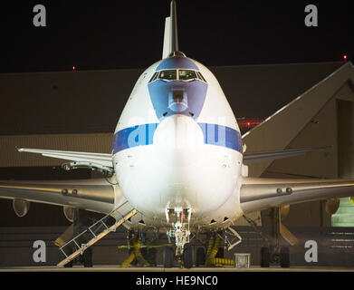 Le E-4B est le Centre national des opérations aériennes, basé à Offutt Air Force Base, Neb., soutient le président, secrétaire de la défense et chef de l'état-major interarmées. L'équipage d'alerte comprend 21 bataille interarmes de la membres du personnel ainsi qu'un équipage de l'Armée de l'air, l'entretien, la sécurité et le personnel des communications. L'avion a franchi une étape importante ce mois-ci par alerte assis constamment pendant plus de 35 ans. Lance Cheung) Banque D'Images