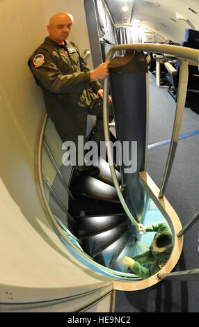 Le lieutenant-colonel James D'Amour arrive à la cabine de pilotage comme le lieutenant-colonel Tim Carter fait son chemin dans l'escalier d'un E-4B. Le E-4B est le Centre national des opérations aériennes pour le président, secrétaire de la défense et chef de l'état-major interarmées. L'avion a franchi une étape importante ce mois-ci par alerte assis constamment pendant plus de 35 ans. Lance Cheung) Banque D'Images