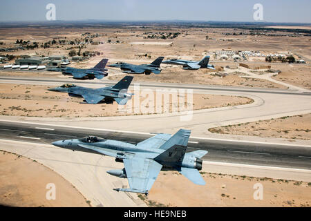 Un F-16 Fighting Falcon mène un autre F-16 jordanienne, ainsi qu'un F-16 de l'Escadron de chasse120Th, Colorado Air National Guard, et deux F-18 de la Marine VMFA-115 sur une base d'entraînement dans le Nord de la Jordanie. Ces appareils représentent certains des actifs impliqués dans l'exercice Lion désireux d'être tenu en Jordanie. Désireux Lion est un commandement central des États-Unis-dirigé sur le thème de la guerre irrégulière, l'accent sur l'exercice des missions aux États-Unis et ses partenaires de coalition pourrait effectuer à l'appui des opérations de contingence. (U.S. Le conseiller-maître de la Garde nationale aérienne Sgt. John P. Rohrer/) Banque D'Images