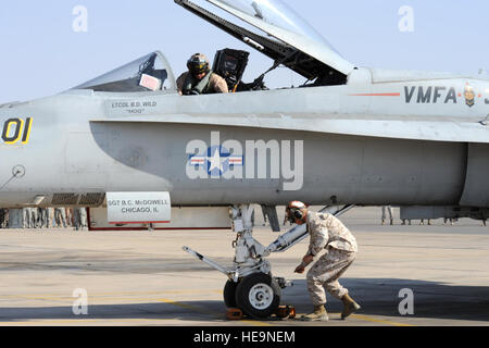 Les membres affectés à l'Escadron de chasse 314 Marine Attaque au Marine Corps Air Station Miramar, Californie, rush pour préparer leurs F-18 Hornet pendant une bousculade lors de l'exercice de la concurrence désireux Tiger le 12 mai 2014, à une base aérienne dans le nord de la Jordanie. Tout au long de l'exercice, le corps des Marines a également mené des opérations de vol conjoint avec l'US Air Force et de la Royal Jordanian Air Force. Le s.. Brigitte N. Brantley Banque D'Images