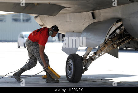 Le sergent de l'US Air Force. Hermann Nunez, un chef d'équipe du 13e Escadron de chasse à Misawa Air Base, Japon, met des cales sous la roue d'un F-16 Fighting Falcon lors d'une compétition scramble lors de l'exercice de l'impatient Tiger le 12 mai 2014, à une base aérienne dans le nord de la Jordanie. Nunez et son équipe affrontèrent les équipages du Corps des Marines des États-Unis et Royal Jordanian Air Force. Nunez est originaire de Santo Domingo, République dominicaine. Le s.. Brigitte N. Brantley Banque D'Images