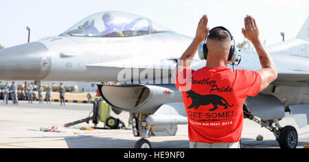 Le sergent de l'US Air Force. Hermann Nunez, un chef d'équipe du 13e Escadron de chasse à Misawa Air Base, le Japon, les signaux au 1er lieutenant Dustin Carey, un 13e pilote de l'EFS, avant le décollage lors de l'exercice désireux Tiger 12 mai 2014, à une base aérienne dans le nord de la Jordanie. L'exercice multinational a donné les membres en service de la Jordanie et les États-Unis l'occasion de voir comment l'autre fonctionne. Nunez est originaire de Santo Domingo, République dominicaine. Le s.. Brigitte N. Brantley Banque D'Images