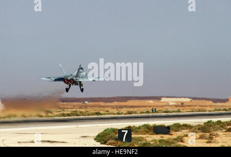 Un F-18 Hornet affectés à l'Escadron de chasse 314 Marine Attaque au Marine Corps Air Station Miramar, Californie, lance à inscrivez-vous les opérations de vol après une bousculade lors de l'exercice de la concurrence désireux Tiger 12 mai 2014, à une base aérienne dans le nord de la Jordanie. Cet exercice est un exercice multinational et visant à améliorer les partenariats et l'interopérabilité entre les États-Unis et les forces jordaniennes. Le s.. Tyler McLain Banque D'Images