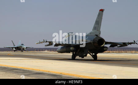 Un F-16 Fighting Falcon du 13e Escadron de chasse à Misawa Air Base, au Japon, et un F-18 Hornet du Corps des Marines des États-Unis, Marine Fighter Attack Squadron 314, attendre son autorisation de décollage pendant l'exercice désireux Tiger le 12 mai 2014, à une base aérienne dans le nord de la Jordanie. Les pilotes et les équipages avaient participé à une juste compétition scramble à voir quel service pourrait préparer pour le décollage le plus rapide. Le s.. Tyler McLain Banque D'Images