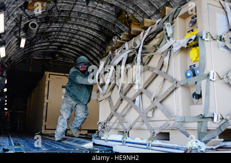 Le s.. Brian Leach, port de l'antenne pour le Kentucky superviseur ramp Air National Guard's 123e groupe le Plan d'intervention, pousse une palette de marchandises à partir d'un C-17 pendant l'exercice Eagle Flag à Joint Base McGuire-Dix-Lakehurst, N.J., le 28 mars 2012. L'unité, de Louisville, Ky., joint à l'U.S. Army's 690th Port rapide de l'élément d'ouverture Fort Eustis, Va., d'établir un groupe de travail mixte Force-Port grâce à l'ouverture le 30 mars. Le sergent-chef. Phil Speck) Banque D'Images