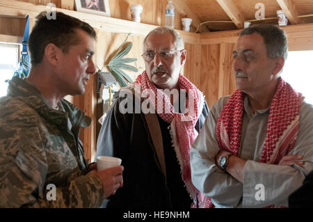 Le colonel Warren Hurst, commandant de la Garde nationale aérienne du Kentucky 123e du Groupe d'intervention d'urgence, rencontre avec des acteurs jouant le rôle de maire de la ville et un propriétaire d'entreprise dans le village fictif de Sabor, Nessor, le 28 mars 2012. Hurst a été participant à Eagle Flag, un exercice visant à simuler un environnement de déploiement d'une base commune à McGuire-Dix-Lakehurst, New Jersey. Le major Dale Greer) Banque D'Images