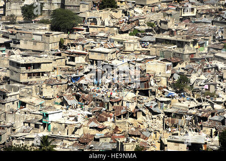 On voit ici le 16 janvier 2010, est une vue aérienne du centre-ville de Port-au-Prince, Haïti. Des abris de fortune sont construits dans des endroits ouverts tout au long de la dévastation à la suite d'un séisme de magnitude 7,0, le 12 janvier 2010. Le sergent-chef. Jeremy Lock Banque D'Images