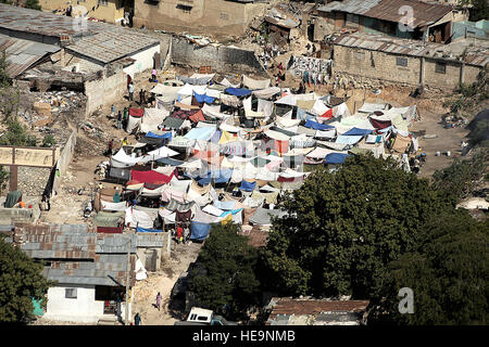 On voit ici le 16 janvier 2010, est une vue aérienne du centre-ville de Port-au-Prince, Haïti. Des abris de fortune sont construits dans des endroits ouverts tout au long de la dévastation à la suite d'un séisme de magnitude 7,0, le 12 janvier 2010. Le sergent-chef. Jeremy Lock Banque D'Images