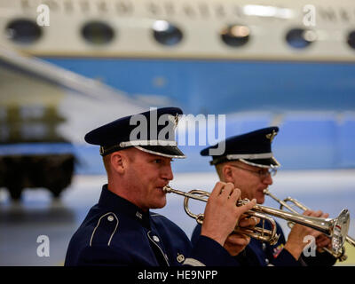 Les membres de la bande armée de l'air jouer la musique de fanfare arrivée comme le lieutenant général Samuel D. Cox, 18e de la Force aérienne ; le Colonel John C. Millard, 89e escadre de transport aérien sortant ; et le Colonel Casey D. Eaton, 89e commandant AW, arriver à la 89e changement AW de commandement cérémonie à Joint Base Andrews, dans le Maryland, le 17 juin 2016. Le Colonel John C. Millard a cédé le commandement au Colonel Casey D. Eaton, 89e escadre de transport aérien, qui supervisera une aile prête au combat de plus de 1 100 aviateurs et fournit une mission de Transport aérien Transport aérien et d'appuyer le président, vice-président, membres du cabinet, les commandants de combat et autres seni Banque D'Images