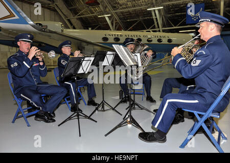 Les membres de la bande armée de l'air jouer la musique de fanfare arrivée comme le lieutenant général Samuel D. Cox, 18e de la Force aérienne ; le Colonel John C. Millard, 89e escadre de transport aérien sortant ; et le Colonel Casey D. Eaton, 89e commandant AW, arriver à la 89e changement AW de commandement cérémonie à Joint Base Andrews, dans le Maryland, le 17 juin 2016. Le Colonel John C. Millard a cédé le commandement au Colonel Casey D. Eaton, 89e escadre de transport aérien, qui supervisera une aile prête au combat de plus de 1 100 aviateurs et fournit une mission de Transport aérien Transport aérien et d'appuyer le président, vice-président, membres du cabinet, les commandants de combat et autres seni Banque D'Images