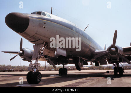 L'un des derniers jours que cette constellation CE-121 était sur la piste de la 193e Groupe tactique de guerre électrique à l'aéroport international de Harrisburg à Middletown, Pennsylvanie à la fin des années 1970. Le Connie's carburant était en voie d'élimination de l'Armée de l'air et la nouvelle cellule de l'EC-130 Hercules admis pour une technologie plus récente pour venir à l'avant-garde. Banque D'Images