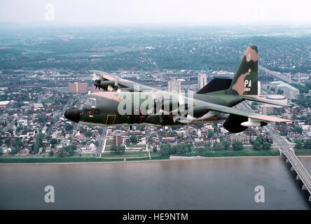 D'un avion, vue avant gauche d'un EC-130 Hercules. L'aéronef est affecté au 193e Groupe de Guerre électronique tactique, New York Air National Guard. Banque D'Images