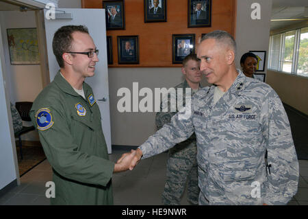 Le major-général Rick Martin, U.S. Air Force, commandant du Corps expéditionnaire Center présente Tech. Le Sgt. Matthieu Calhoun, 43d de l'Escadron de soutien aux opérations, avec son coin lors de sa tournée de 43d unités du groupe de transport aérien du 16 septembre. Le Sgt. Calhoun fournit un leadership exceptionnel pour un tiers de la main-d'oeuvre de l'escadron, et tient un registre de 99 pour cent d'erreur d'inspections conjointes airdrop pour 30 pour cent de l'Air Mobility Command en suspension dans l'air et annuelle conjointe de la charge de travail. Formation de transportabilité Général Martin rendit visite au Pape Army Airfield, N.C., de voir directement comment le groupe de transport aérien 43d'aviateurs appuyer l'action mondiale pour Banque D'Images