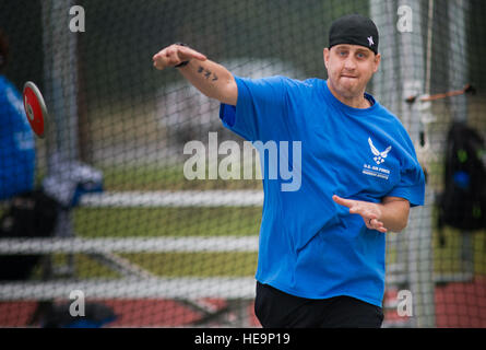 Chris Fugitt Senior Airman, un ancien 96e Escadron de maintenance des aéronefs et d'un aviateur Air Force blessés, permet à l'athlète discus voler à la piste lors de la deuxième journée d'introduction à l'adaptive sports et de réhabilitation camp à la base aérienne d'Eglin, en Floride, le 14 avril. Deux ans après les complications d'un grave accident cérébrovasculaire Chris forcé de prendre sa retraite de l'Armée de l'air, son esprit guerrier lui a permis de pouvoir passé un certain nombre de reculs débilitantes et assister à son premier camp. Samuel King Jr.) Banque D'Images