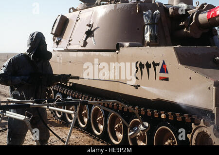 Un soldat égyptien décontamine un M-109 155mm l'obusier automoteur de l'armée égyptienne de la 3ème Brigade Blindée au cours d'une démonstration sur le terrain, de l'opération Bouclier du désert. Banque D'Images