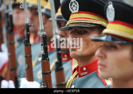 100506-F-5561D-004 Kaboul - Un Afghan National Civil Order Police (ANCOP) stand de la garde d'honneur en formation tout en fréquentant une école des aspirants ANCOP (co)l'obtention du diplôme le 6 mai 2010. La Gendarmerie française ANCOP formés les officiers sont la première promotion de l'ANCOP OCS. Matt Davis Senior Airman) Banque D'Images