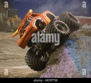 El Toro Loco participe à Monster Jam à l'Alamodome, effectuant des cascades freestyle sur des monticules, des véhicules et des obstacles. Les camions Monster sont équipés de gros moteurs V-8 suralimentés de plus de 1 400 chevaux, pèsent environ 10 000 livres et sont équipés de quatre roues directrices, mettant en valeur l'ingénierie automobile et les performances de sport automobile. Banque D'Images