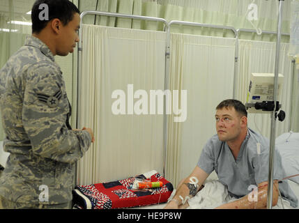 JOINT BASE BALAD, Irak- - Senior Airman Greg Rodgers, gauche, 332e Escadron d'opérations médicales expéditionnaire technicien médical, Purple Heart récentes visites de l'armée américaine bénéficiaire Le Cpl. Paul, Vanlinder la Compagnie Charlie 1-21 Bataillon d'infanterie, le 4 janvier 2011. Le Fulton, N.Y., native a été admis à l'unité de soins intensifs ici après avoir été impliqué dans un dispositif explosif attaque près d'Abu Sayada, de l'Iraq. Airman Rodgers est originaire de Little Rock, Ark., et est déployée à partir de la Lackland Air Force Base, Texas. Le s.. Keyonna Fennell) (Sortie) Banque D'Images