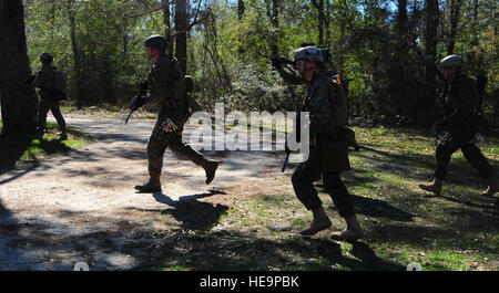 Les opérateurs spéciaux des Marines et de la marine participent à corpsmen close quarters battle formation au cours de 2012, guerrier émeraude Stennis Space Center, Mississippi, le 4 mars 2012. Le but principal d'Emerald Warrior est d'exercer des opérations spéciales composants dans les zones urbaines et les paramètres de la guerre irrégulière pour appuyer les commandants de combat sur le théâtre des campagnes. Emerald Warrior met à profit les leçons de l'opération Iraqi Freedom, l'opération Liberté immuable et d'autres leçons historiques pour mieux formés et prêts pour les commandants de combat des forces canadiennes. Tech. Le Sgt. Valda Wilson Banque D'Images