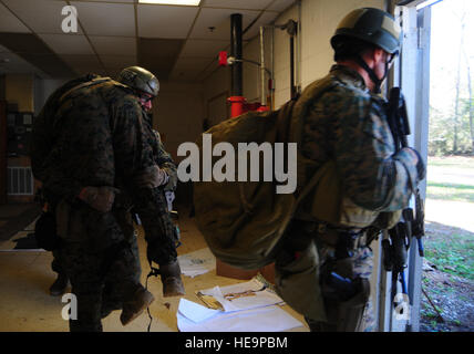 Les opérateurs spéciaux des Marines et de la marine participent à corpsmen close quarters battle formation au cours de l'Émeraude Warrior à Stennis Space Center, Mississippi, le 4 mars 2012. Le but principal d'Emerald Warrior est d'exercer des opérations spéciales composants dans les zones urbaines et les paramètres de la guerre irrégulière pour appuyer les commandants de combat sur le théâtre des campagnes. Emerald Warrior met à profit les leçons de l'opération Iraqi Freedom, l'opération Liberté immuable et d'autres leçons historiques pour mieux formés et prêts pour les commandants de combat des forces canadiennes. Tech. Le Sgt. Valda Wilson Banque D'Images