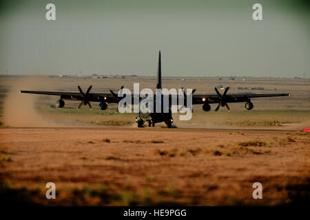 Un MC-130J Commando II à partir du 9e Escadron d'opérations spéciales à Cheval Rouge terres zone d'atterrissage à l'appui d'Emerald Warrior le 29 avril 2015 à Melrose Air Force Range N.M. Emerald Warrior est le ministère de la Défense que l'exercice de guerre irrégulière, permettant aux partenaires de conjointes et combinées pour former ensemble et se préparer à des opérations de contingence du monde réel. Le s.. Matthew Plew) Banque D'Images