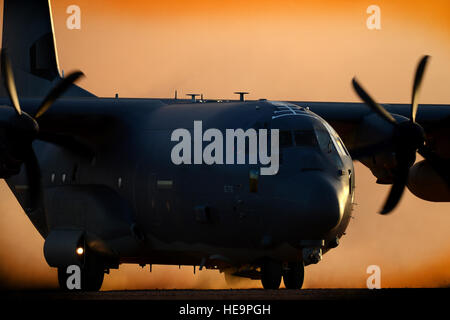 Un MC-130J Commando II à partir du 9e Escadron d'opérations spéciales en taxi pour le départ de Red Horse zone d'atterrissage à l'appui d'Emerald Warrior le 29 avril 2015 à Melrose Air Force Range N.M. Emerald Warrior est le ministère de la Défense que l'exercice de guerre irrégulière, permettant aux partenaires de conjointes et combinées pour former ensemble et se préparer à des opérations de contingence du monde réel. Le s.. Matthew Plew) Banque D'Images