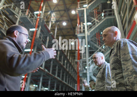 (De gauche à droite) Ernie Weber, 730th Escadron de mobilité aérienne air terminal manager, mémoires, le général Frederick Martin, U.S. Air Force, commandant du Corps expéditionnaire Center et le lieutenant général Carlton D. Everhart II, 18e commandant de l'Armée de l'air, dans l'installation de transport WestPac à Yokota Air Base, Japon, le 26 mars 2015. Weber a expliqué le système de manutention mécanisée dans l'installation. Yasuo Osakabe Banque D'Images