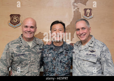 Le lieutenant général de l'US Air Force Carlton D. Everhart II, 18e commandant de la Force aérienne, Japan Air Self-Defense Force Le lieutenant général Hiroaki Fukue d, d'appui aérien, commandant du Commandement de la Force aérienne et le Major-général Frederick Martin, U.S. Air Force, commandant du Centre de la Force expéditionnaire du Canada posent pour une photo dans le Cinquième Commandement des forces aériennes après un bureau, appelez à Yokota Air Base, Japon, le 26 mars 2015. Everhart et Martin s'est rendu Yokota pendant leur visite officielle d'aviateurs de la mobilité tout au long de la guerre du Pacifique. Yasuo Osakabe Banque D'Images