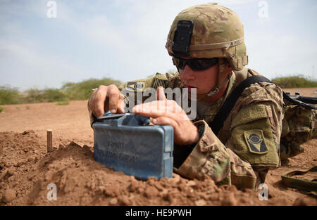 La CPS de l'armée américaine. Jeremy Cicio, Expert Badge Infanterie candidat, effectue un test de mortier le 29 mars 2016, au cours de la partie d'armes de la BEI au Camp Lemonnier, cours à Djibouti. La partie armes impliqués une variété de systèmes et de compétence requises Connaissance de la préparation de chaque arme à utiliser, qui tous ont été chronométrées. Le s.. Kate Thornton) Banque D'Images