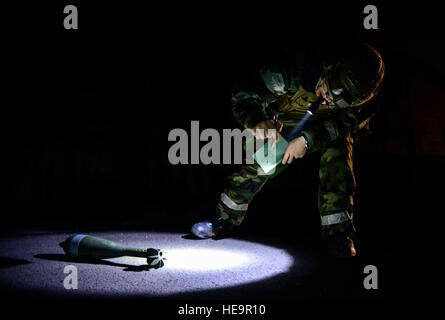 Navigant de première classe James Boyce, 51e Escadron de génie civil technicien des explosifs et munitions non explosées, inspecte un mortier simulé au cours de l'exercice Vigilant Ace 16 à Osan Air Base, République de Corée, le 6 novembre 2015. Les engins non explosés est inspecté afin de déterminer avec précision le meilleur moyen de désarmer l'autre correctement ou exploser dans un environnement contrôlé. Ace 16 vigilante est un exercice combiné des États-Unis et de Corée conçu pour améliorer la coordination au niveau opérationnel et tactique grâce à un ensemble commun, l'entraînement au combat. Tech. Le Sgt. Travis Edwards) Banque D'Images